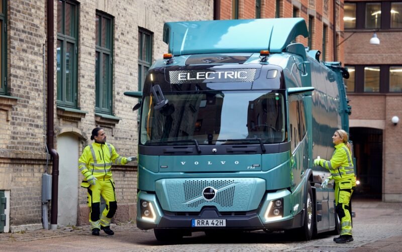 Volvo Trucks extinde gama de camioane electrice pentru colectarea deșeurilor mergând spre reducerea emisiilor și eliminarea dieselului din mediul urban