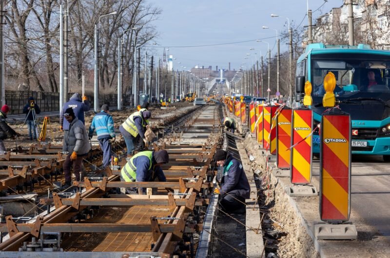 Lucrările la noile linii de tramvai pe bulevardul Siderurgiștilor din Galați avanasează rapid