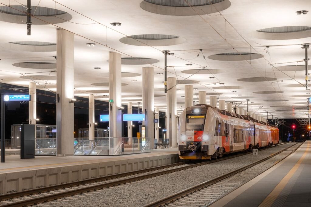 Tot mai mulți călători aleg trenul metropolitan în Praga în timp ce utilizarea biletelor integrate PID continuă să crească