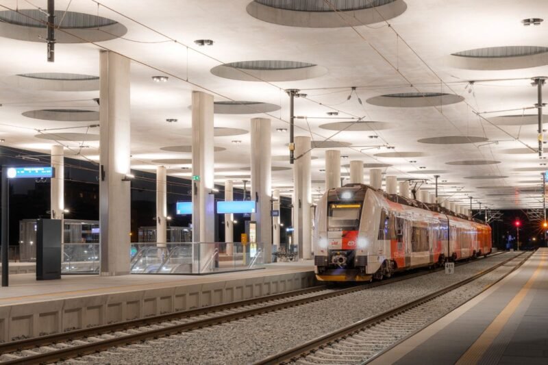 Tot mai mulți călători aleg trenul metropolitan în Praga în timp ce utilizarea biletelor integrate PID continuă să crească