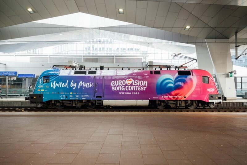 ÖBB lansează locomotiva Eurovision Song Contest 2026 fiind decorată integral și pusă în circulație în toată Austria