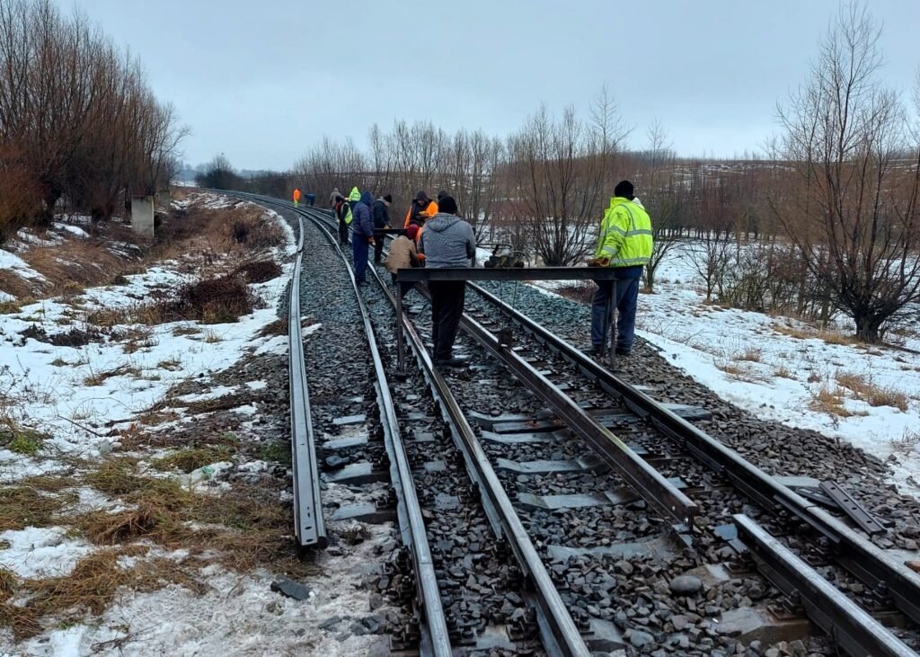 CFR Infrastructură execută lucrări de înlocuire a șinei uzate între Dornești și Vicșani pentru creșterea siguranței circulației