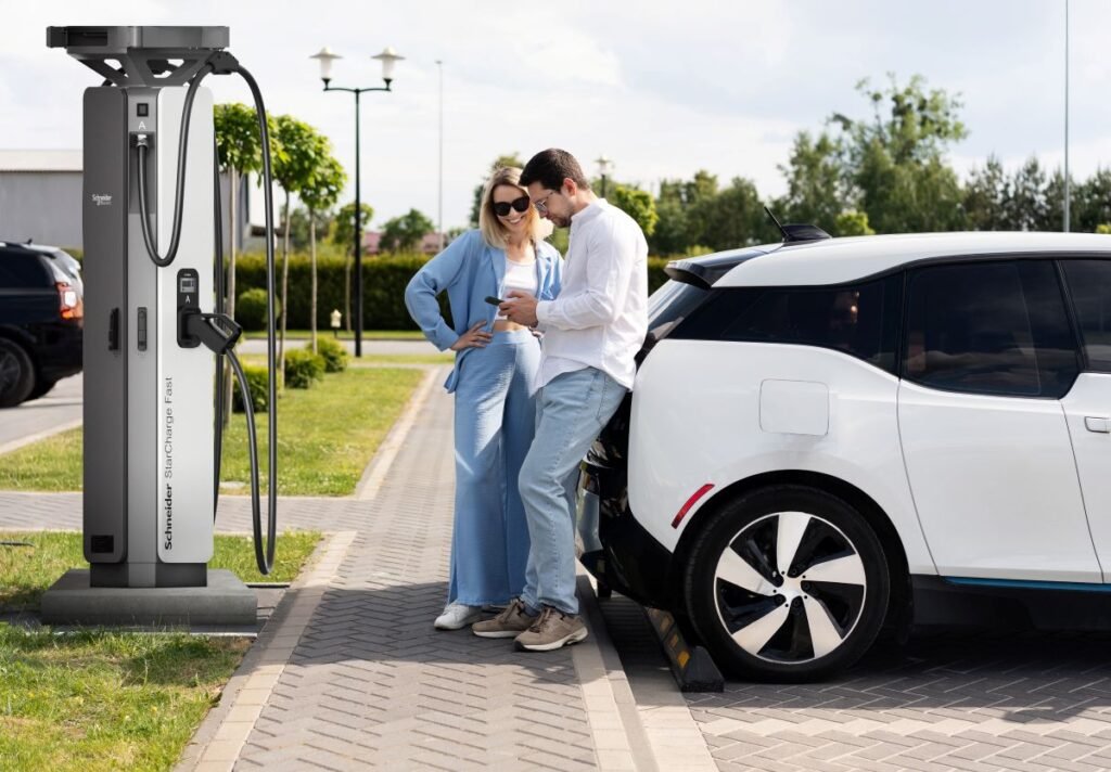 Schneider Electric lansează stația de încărcare ultra‑rapidă StarCharge Fast de 720 kW pentru toate tipurile de vehicule electrice