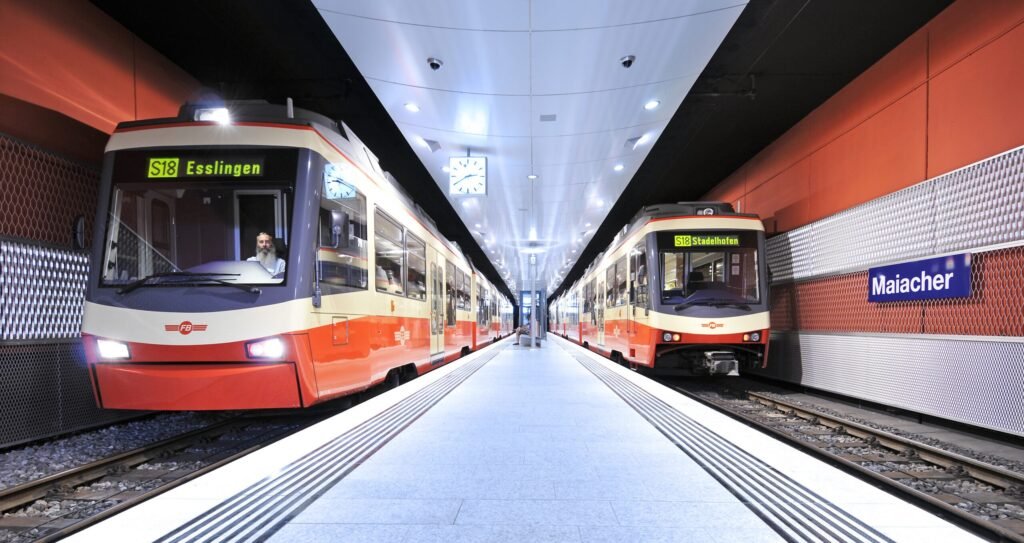 Forchbahn investește în modernizarea trenurilor Be 4/6 la Stadler și lansează programul de achiziție a noii generații de vehicule pentru linia S18