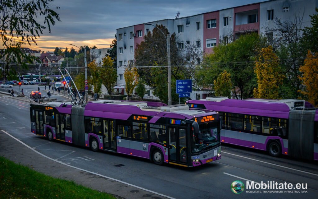 Clujul suplimentează liniile de transport public cu mai multe autobuze și troleibuze pe rutele aglomerate pentru a răspunde cererii crescute a călătorilor