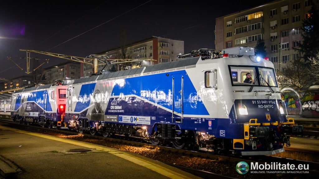 Softronic a adus la București locomotivele LEMA 014 și 015 modernizate cu fonduri PNRR pentru CFR Călători. Doar 4 locomotive mai are de finalizat fabrica din Craiova