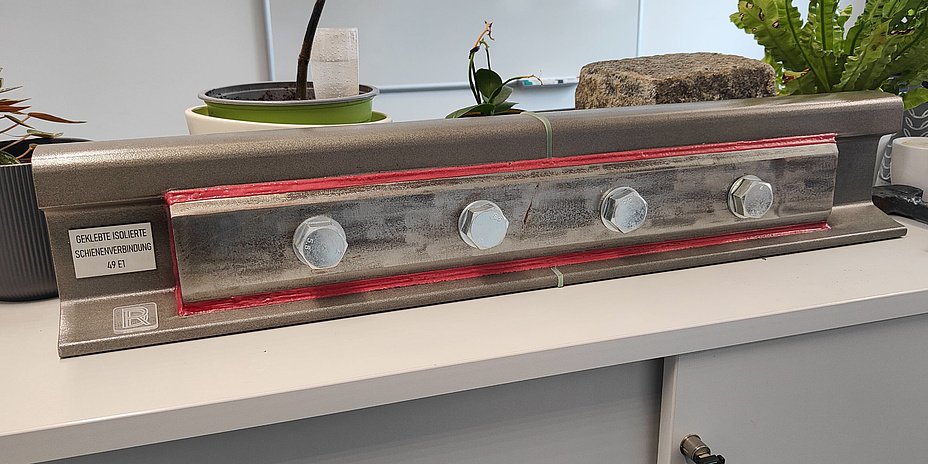 Universitatea Tehnică din Graz dezvoltă un nou tip de joantă izolată pentru a reduce defecțiunile și întârzierile din sistemele feroviare