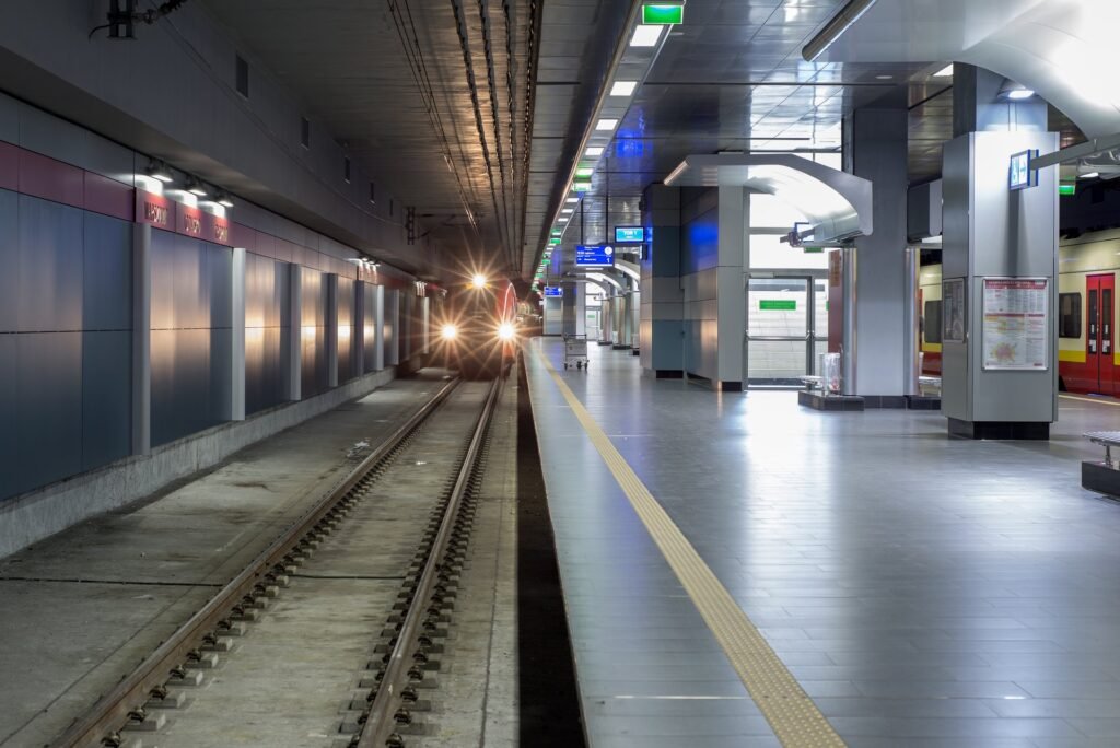 Polonia introduce un nou sistem pentru creșterea punctualității trenurilor și reguli clare de responsabilitate pentru întârzieri pe rețeaua feroviară a PKP