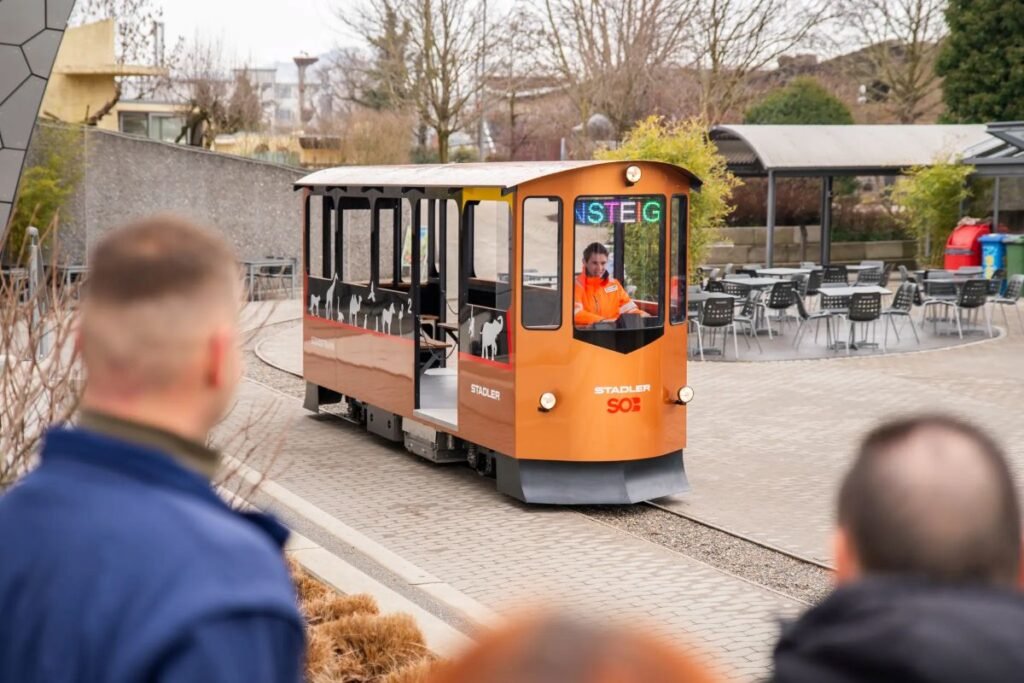Noul Zootram electric realizat de tinerii de la Stadler intră în exploatare la Knies Kinderzoo și înlocuiește celebrul Rösslitram din 1962