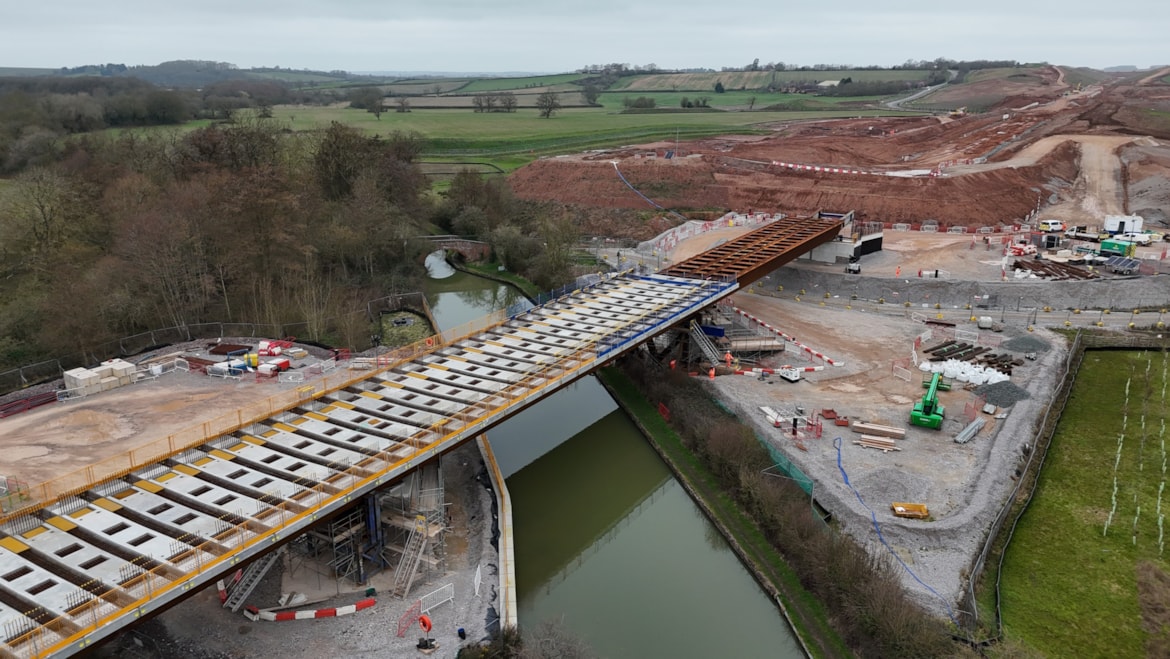HS2 finalizează lansarea viaductului Longhole de 1620 de tone peste Canalul Grand Union înainte de termen