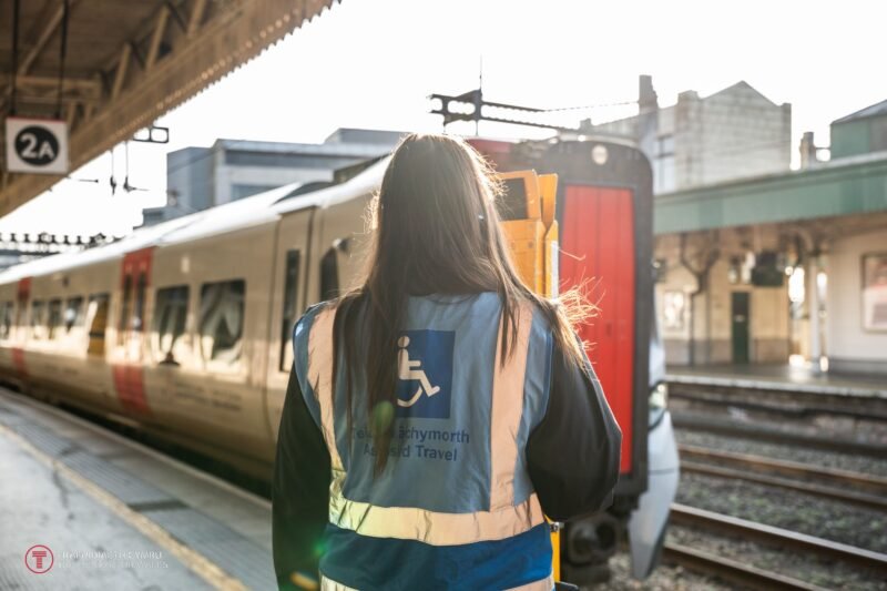 Transport for Wales a asistat peste 75000 de pasageri cu nevoi de accesibilitate în 2024-2025 prin serviciul Passenger Assist
