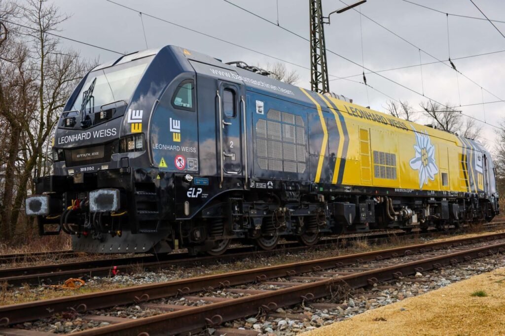 LEONHARD WEISS își modernizează flota feroviară cu o locomotivă hibridă EURO9000 în noua schemă de culori a companiei