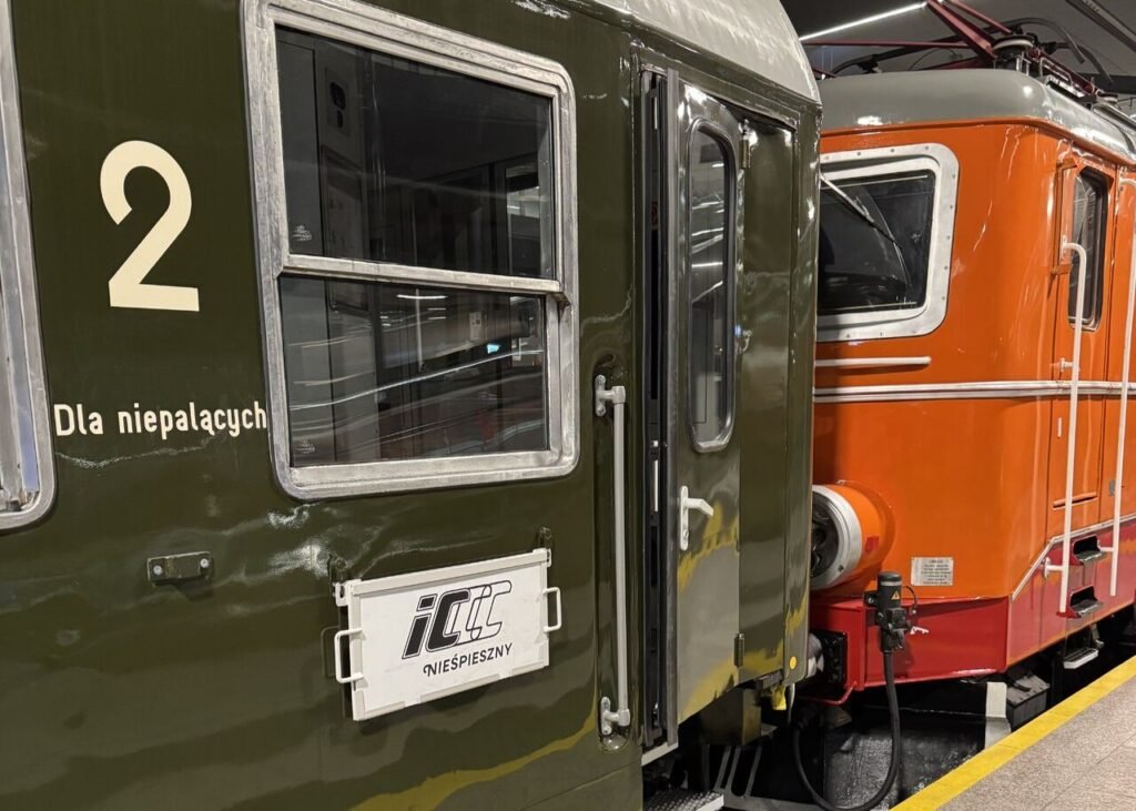 PKP Intercity lansează trenul retro Nieśpieszny ce va aduce o călătorie istorică prin Polonia cu vagoane și locomotive din 1980