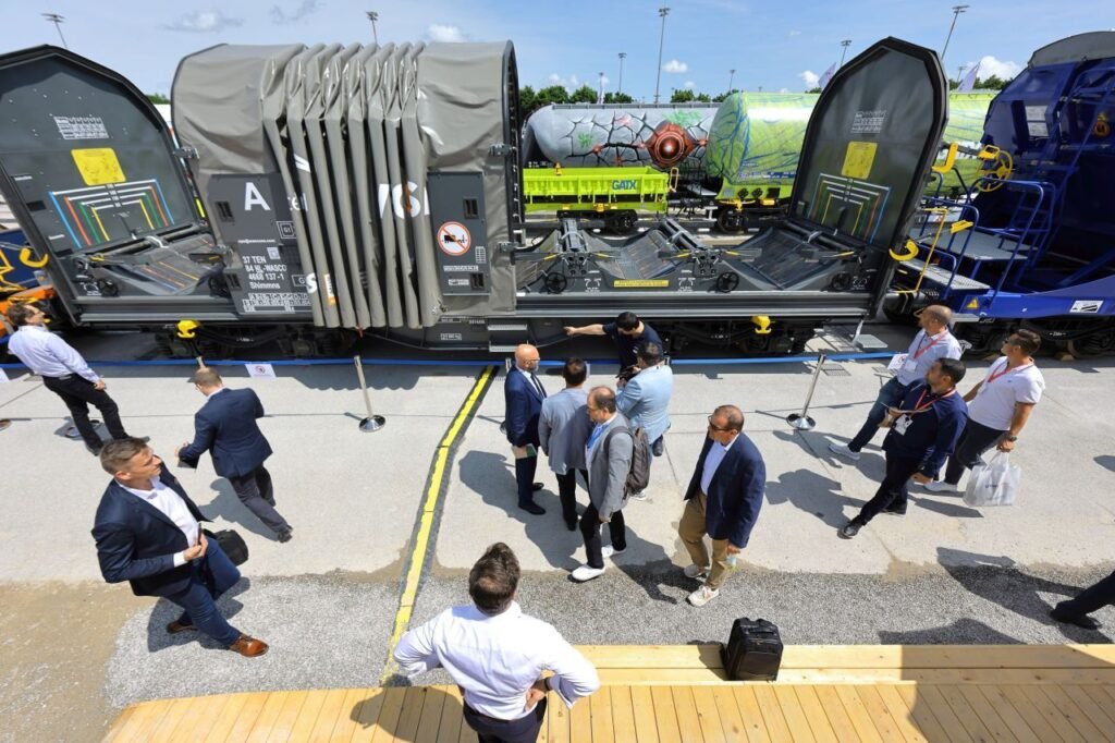 Mai multe comopanii au dezvoltat o prelată automată pentru vagoanele de oțel