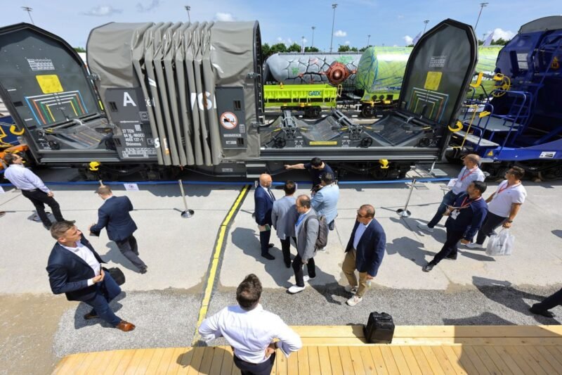 Mai multe comopanii au dezvoltat o prelată automată pentru vagoanele de oțel