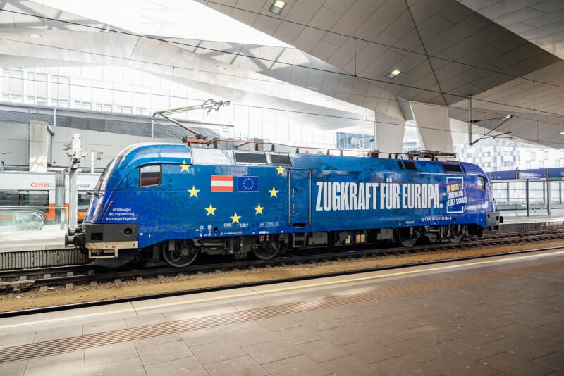 ÖBB prezintă locomotiva Taurus Zugkraft pentru Europa cu un design dedicat investițiilor UE
