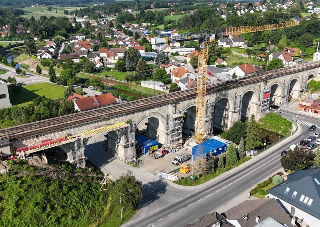 Viaductul ÖBB Laabenbach din Neulengbach a fost consolidat cu succes de PORR în condiții de trafic feroviar deschis