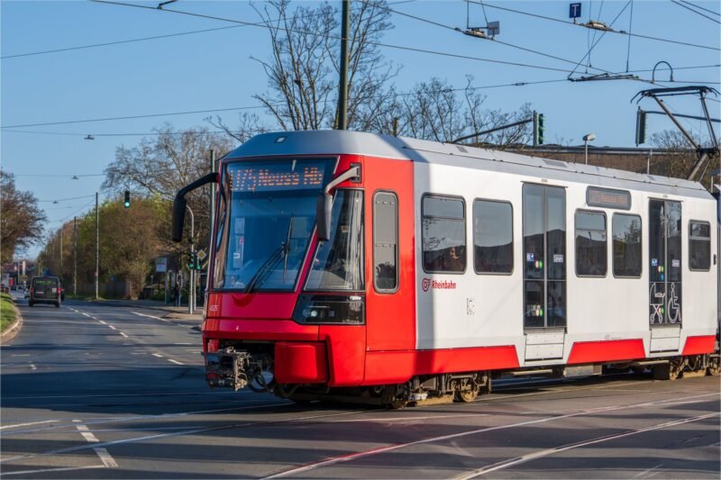 Rheinbahn vopsește partea frontală și lateralele tramvaielor cu roșu pentru creșterea vizibilității și siguranței în trafic