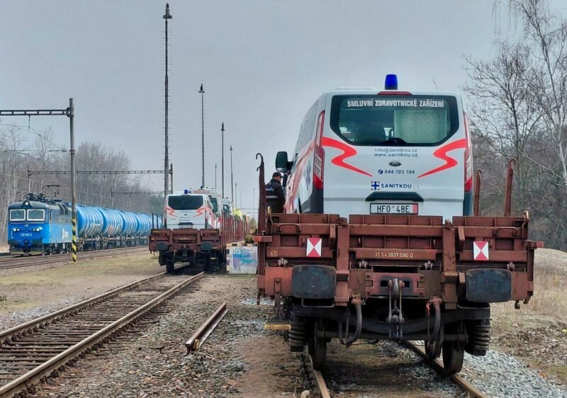 ČD Cargo transportă 72 de vehicule umanitare către Ucraina într-un convoi feroviar de 930 de tone