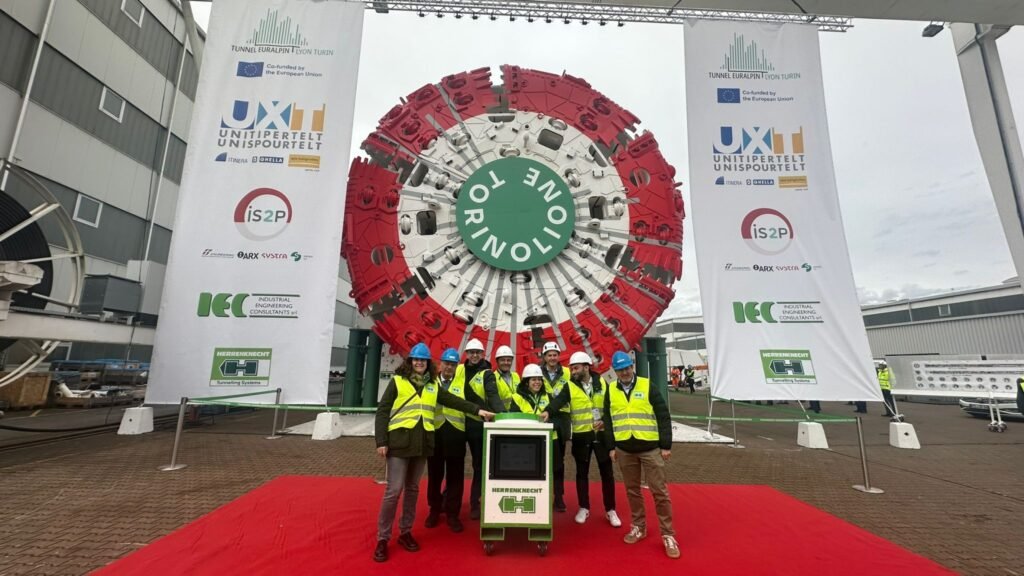 Primul TBM al părții italiene a tunelului Mont Cenis pentru linia de mare viteză Torino - Lyon a fost inaugurat. Tunelul va avea peste 57 km lungime