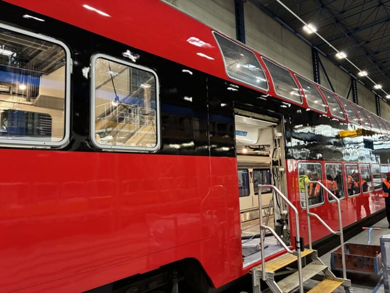 DSB crește capacitatea trenurilor regionale prin achiziția a șapte vagoane etajate din Germania