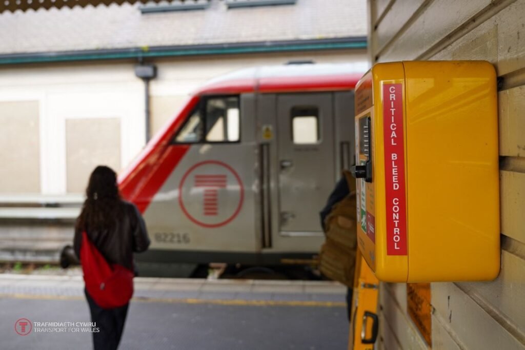 18 kituri de control al hemoragiilor instalate în gări din Cardiff pentru creșterea siguranței publice