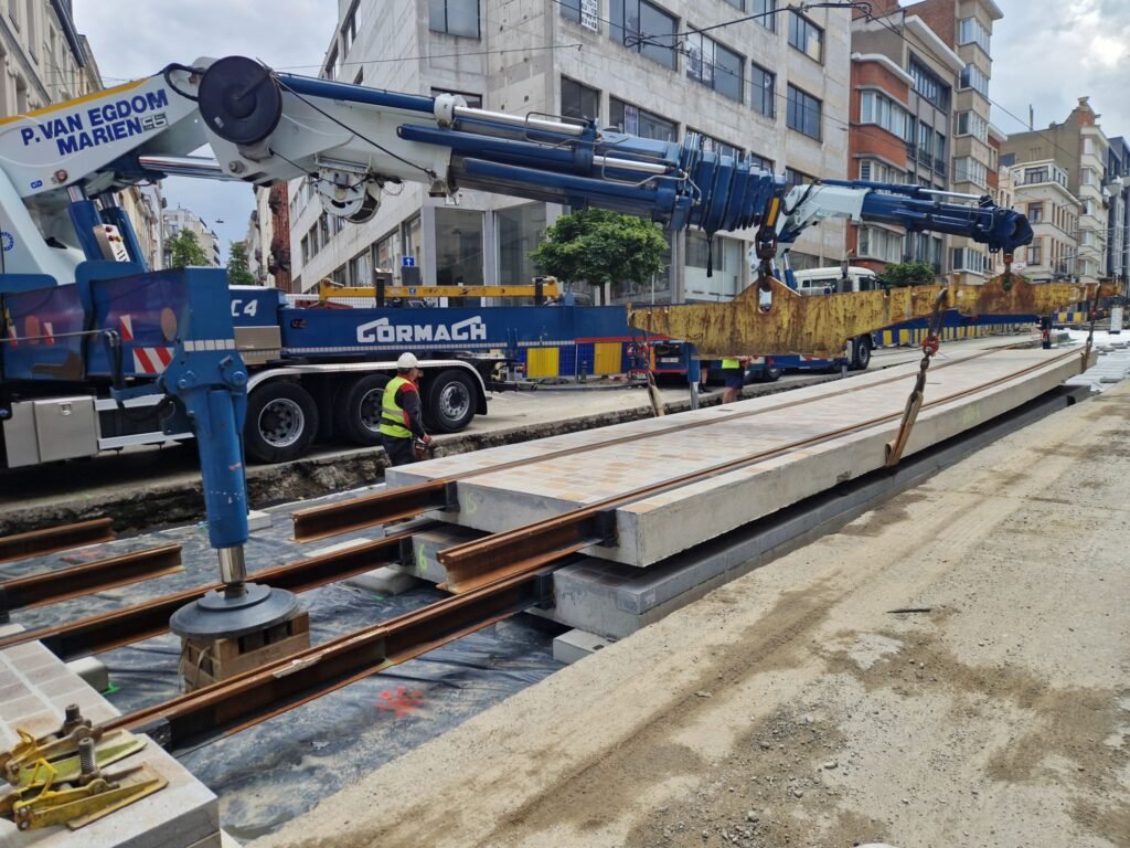 STIB modernizează infrastructura de tramvai din Bruxelles cu soluțiile Prefarails de la Sateba pentru reducerea vibrațiilor și creșterea fiabilității