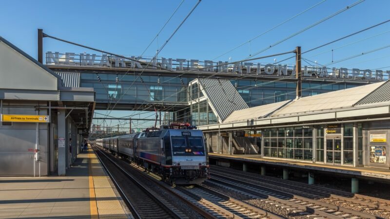 Rețeaua feroviară de pe Coridorul de Nord‑Est al SUA devine tot mai integrată cu marile aeroporturi pentru a facilita conexiunile tren‑avion