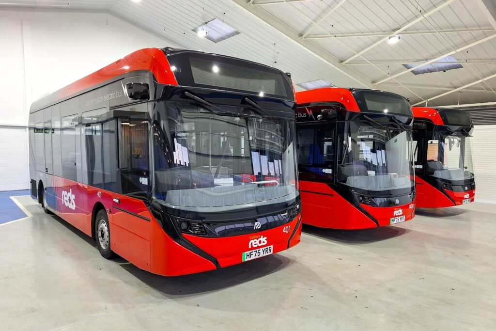 Primele autobuze electrice Enviro100EV intră în flota Salisbury Reds marcând un nou pas în electrificarea transportului din Wiltshire