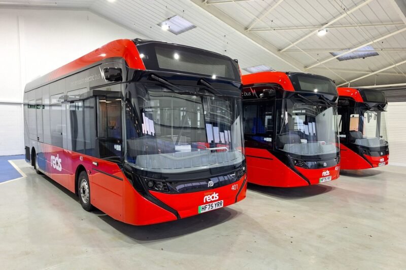 Primele autobuze electrice Enviro100EV intră în flota Salisbury Reds marcând un nou pas în electrificarea transportului din Wiltshire