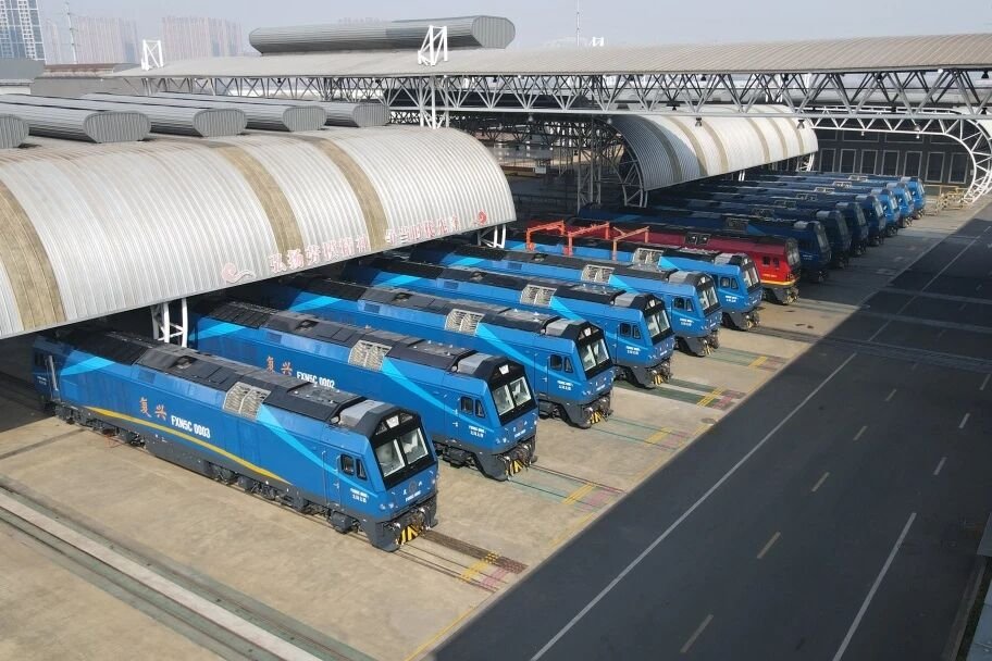 CRRC finalizează a 100‑a locomotivă FXN5C. Aceasta este un model diesel de nouă generație cu eficiență energetică ridicată