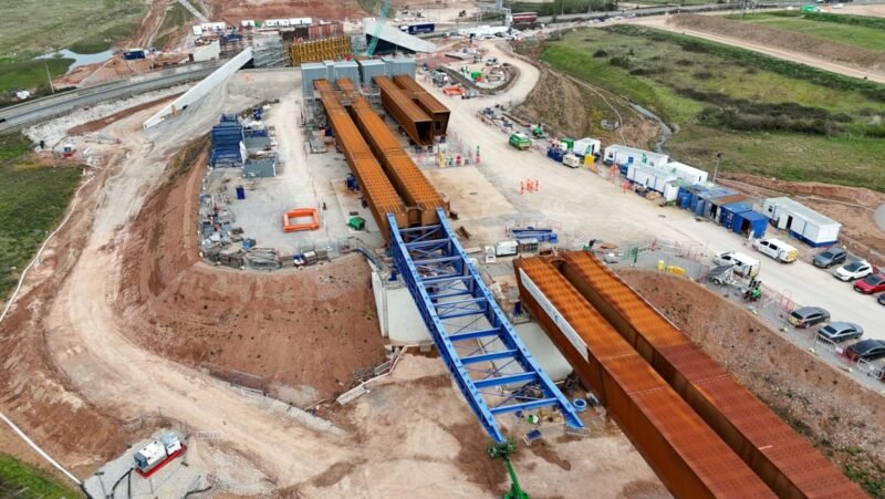 HS2 lansează al doilea viaduct peste autostrada M6 - un nou pas major în construcția liniei de mare viteză dintre Londra și Birmingham