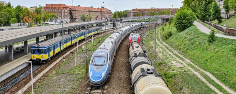 Punctualitatea trenurilor în Polonia în 2025 scade ușor la pasageri dar crește în transportul de marfă