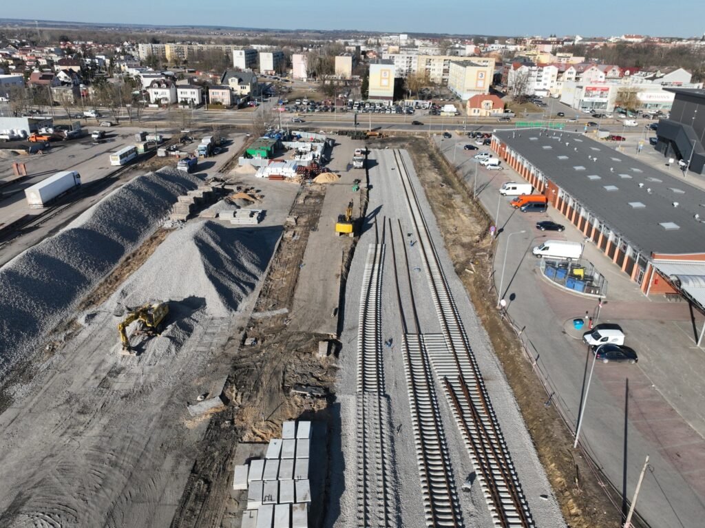 Lucrările feroviare avansează pe ruta Tłuszcz – Ostrołęka – Łomża pentru ca trenurile să revină pe linie în 2027