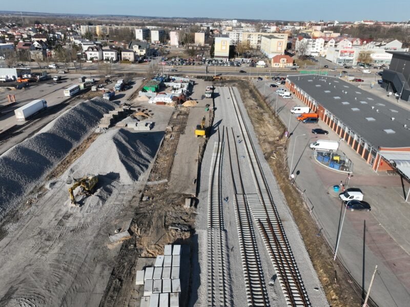 Lucrările feroviare avansează pe ruta Tłuszcz – Ostrołęka – Łomża pentru ca trenurile să revină pe linie în 2027