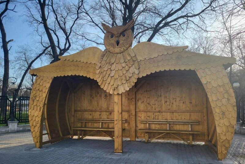 Craiova montează o stație de autobuz în tematică tradițională în zona Parcului Romanescu