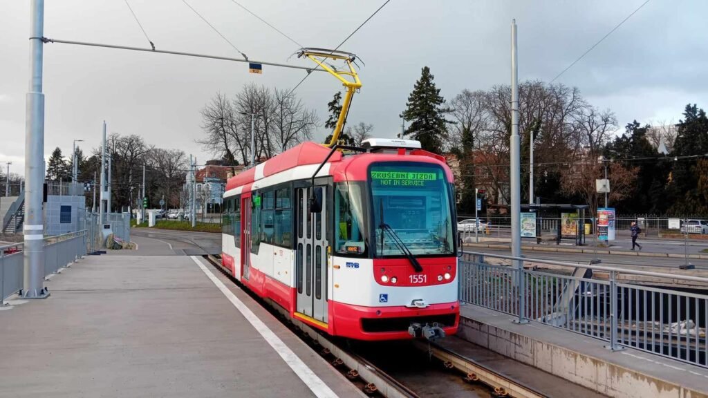 Tramvaiul Vario LF 1551 revine pe șinele din Brno după o revizie completă și modernizare majoră în cadrul unui proiect pentru modernizarea acestui tip de tramvai