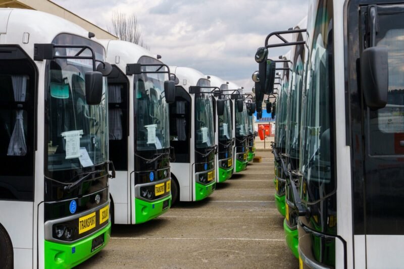 Consiliul Județean Neamț livrează 23 de microbuze electrice pentru transportul elevilor, printr-o investiție de peste 36,7 milioane lei
