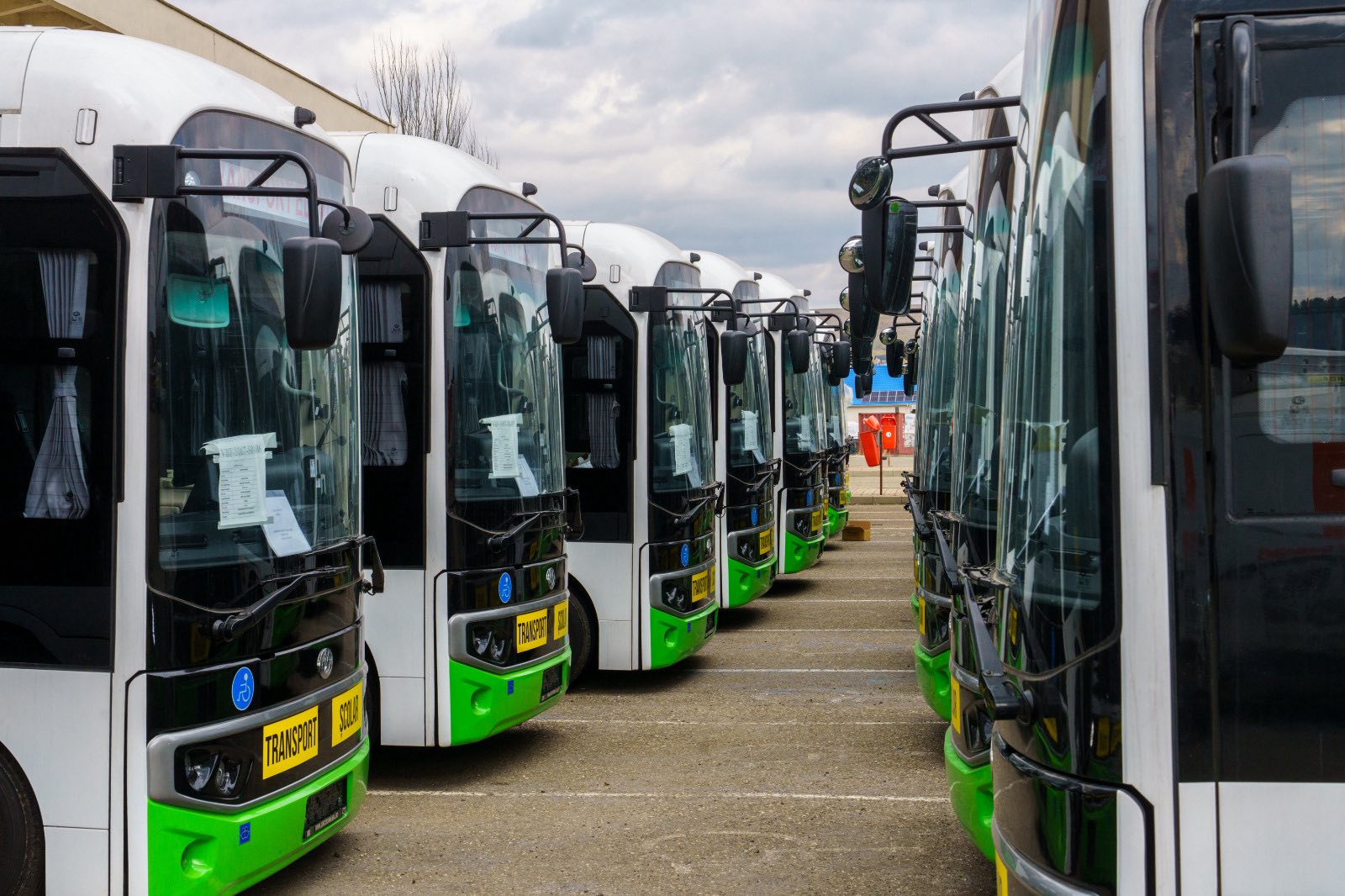 Consiliul Județean Neamț livrează 23 de microbuze electrice pentru transportul elevilor, printr-o investiție de peste 36,7 milioane lei