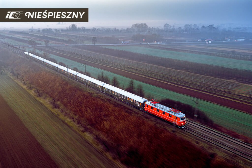 PKP Intercity lansează proiectul IC Nieśpieszny, un tren retro care invită pasagerii să redescopere Polonia în ritm lent