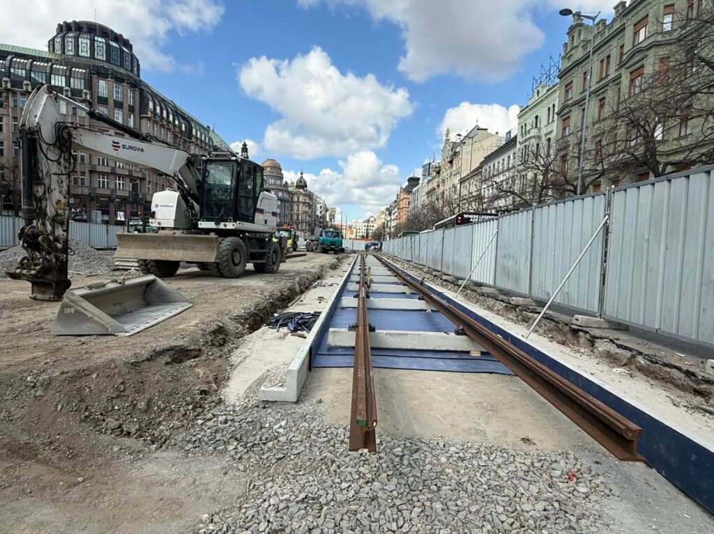 Lucrările la noile linii de tramvai din zona Muzeum și Piața Wenceslas avansează conform graficului la Praga