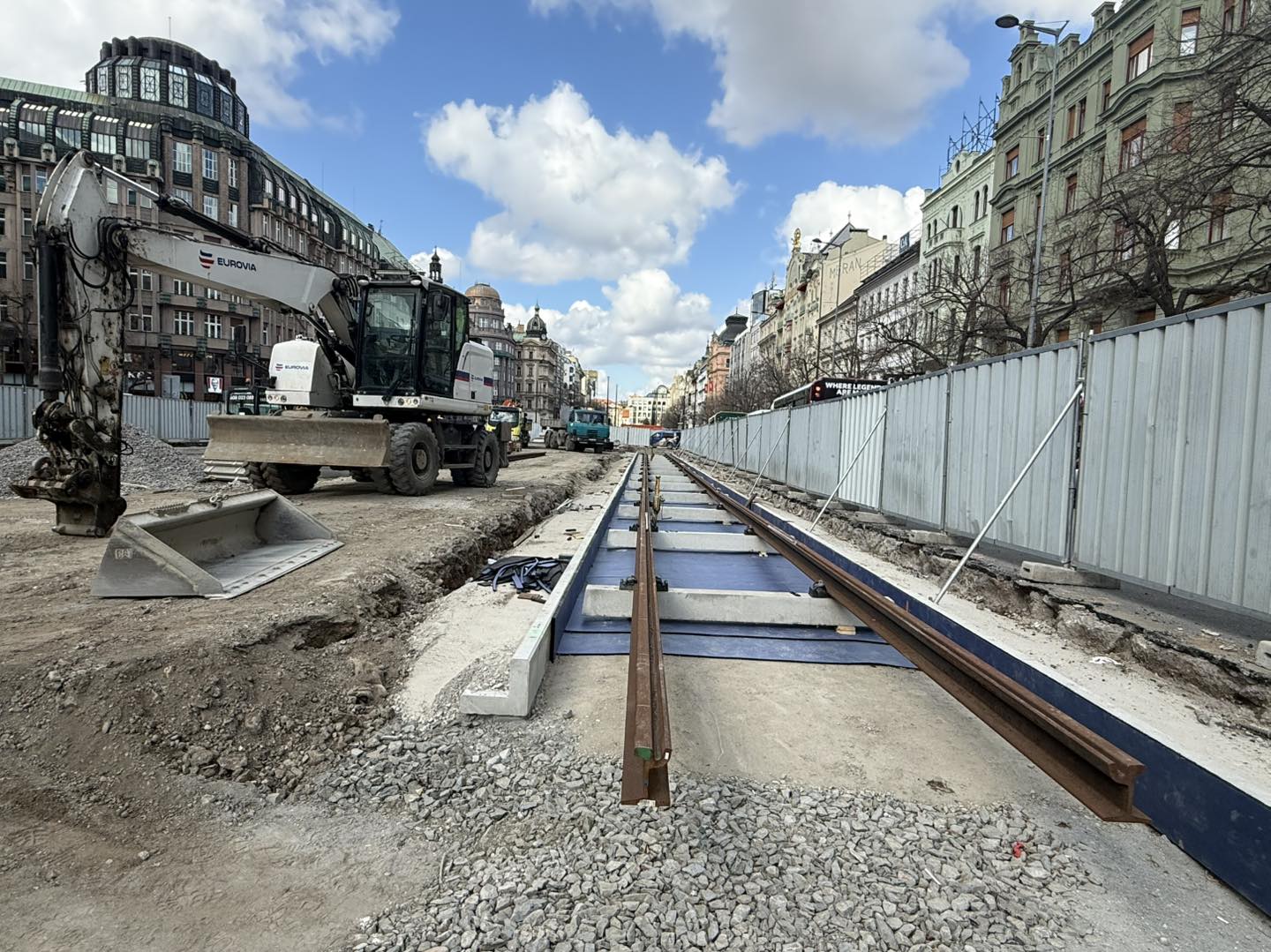 Lucrările la noile linii de tramvai din zona Muzeum și Piața Wenceslas avansează conform graficului la Praga