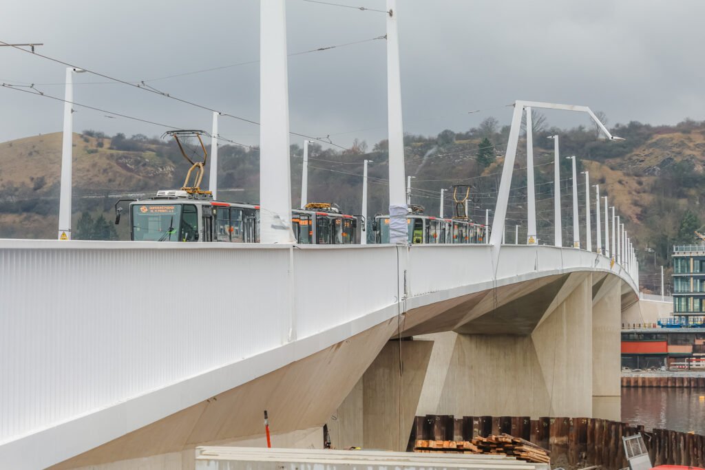 Podul Dvorecký din Praga se deschide pe 18 aprilie 2026. Tramvaiele și autobuzele vor circula pentru prima dată pe noua legătură peste Vltava