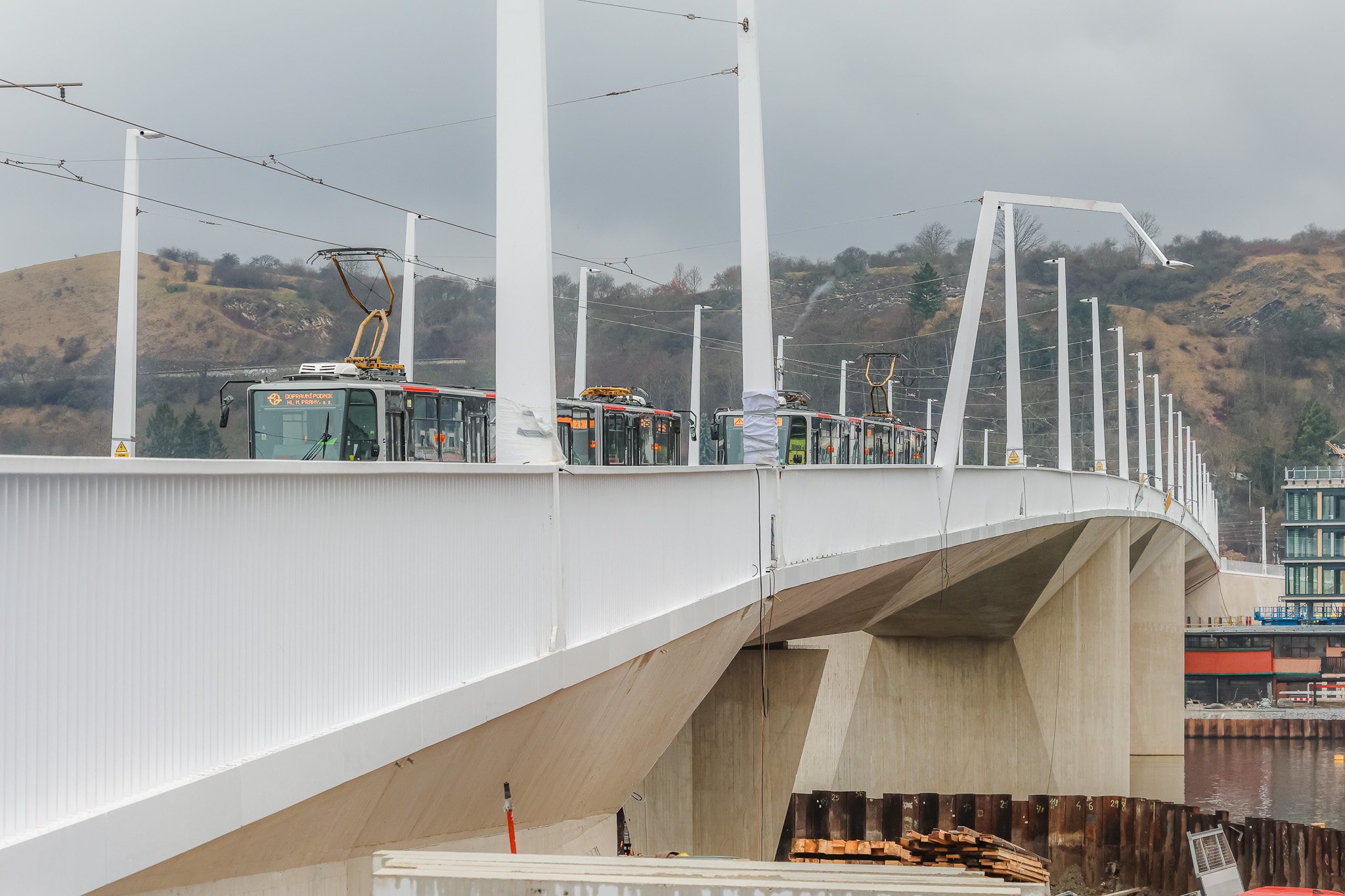 Podul Dvorecký din Praga se deschide pe 18 aprilie 2026. Tramvaiele și autobuzele vor circula pentru prima dată pe noua legătură peste Vltava