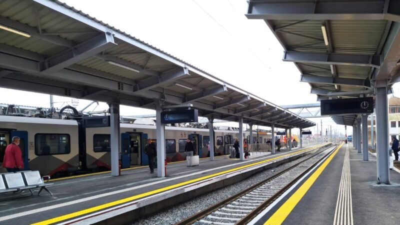 Peroanele și pasajul pietonal din stația Fetești au fost redeschise după modernizare