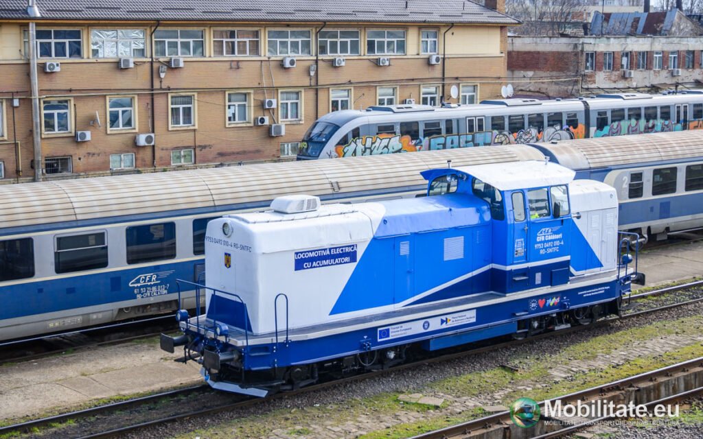 A 8a locomotivă electircă cu acumulatori modernizată la SCRL Brașov a început serviciul la depoul București Călători