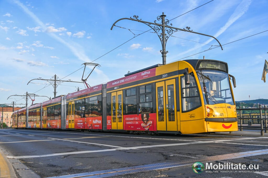 FOTO - Cum arată tramvaiele Siemens Combino din Budapesta la 20 de ani de la punerea în funcțiune. Au parcurs distanța Pământ - Lună de 125 de ori