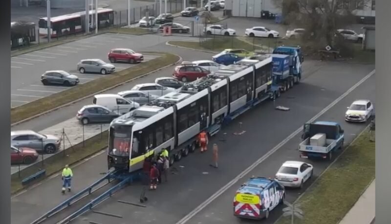 Primul tramvai Škoda pentru noua linie T2 din Bergamo a plecat din fabrica din Plzeň către Italia