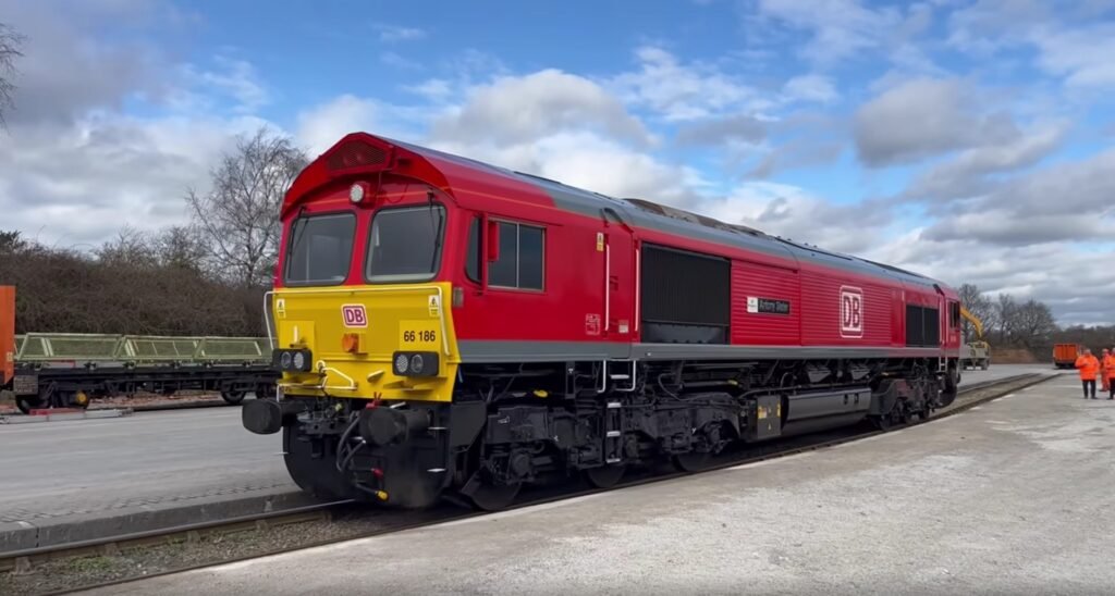 DB Cargo UK marchează 40 de ani de colaborare cu Plasmor prin botezarea locomotivei 66186