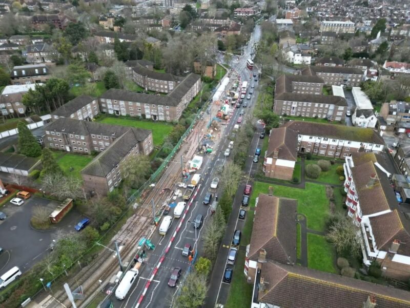 VolkerRail testează o nouă tehnologie pentru reînnoirea căii înglobate pe rețeaua de tramvaie din Croydon